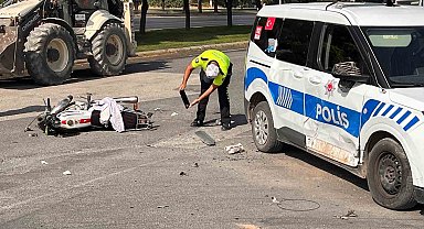 Motosiklet polis aracı ile çarpıştı: 2 yaralı