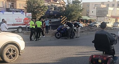 Motosiklet yayaya çarptı: 2 yaralı