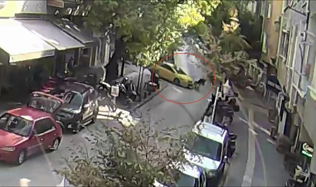 Motosikletli genç önüne çıkan ticari taksiye çarptı: Kaza anı kamerada