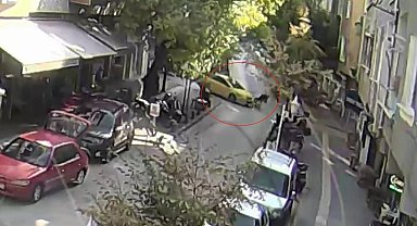 Motosikletli genç önüne çıkan ticari taksiye çarptı: Kaza anı kamerada