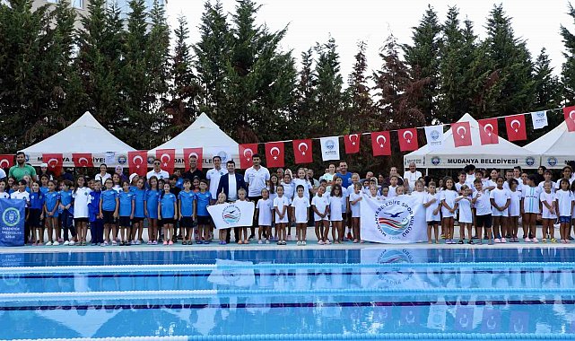 Mudanya Belediyesporlu yüzücüler madalyaları topladı