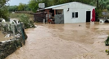 Mudanya Yalıçiftlik'te ev sular altında kaldı... Mahsur kalan adını MAK kurtardı