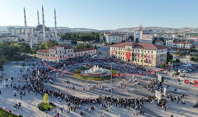 Müziği duyan meydana akın etti, bin 58 kişi halayda buluştu