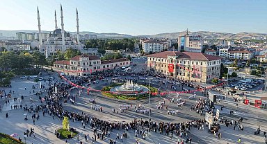 Müziği duyan meydana akın etti, bin 58 kişi halayda buluştu