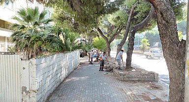Nazilli Belediyesi'nden devlet karayolunda temizlik çalışması