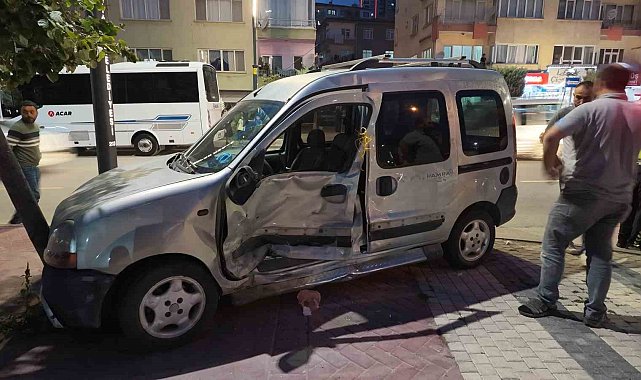 Niğde'de panelvan araç ve motosiklete çarpan hafif ticari araç, ağaca çarparak durabildi: 3 yaralı