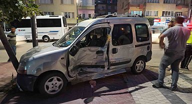 Niğde'de panelvan araç ve motosiklete çarpan hafif ticari araç, ağaca çarparak durabildi: 3 yaralı