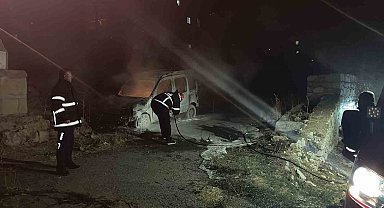 Niğde'de park halindeki araç yandı