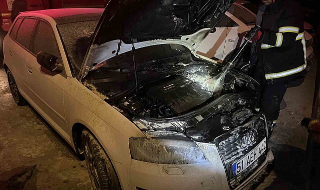 Niğde'de park halindeki otomobil yandı