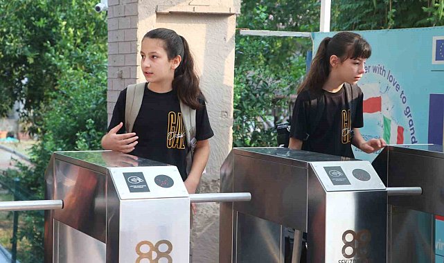 Öğrenci okula giriyor, velinin telefonuna bildirim gidiyor