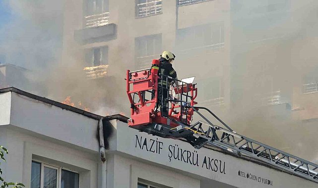 Öğrenci yurdunun çatısında yangın çıktı, çok sayıda ekip sevk edildi