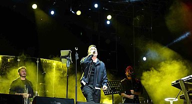Oğuzhan Koç, Edirne konserinde sahne önünde sigara içen kişiye tepki gösterdi