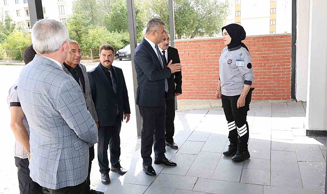 Okul bahçe görevlileri görev başında