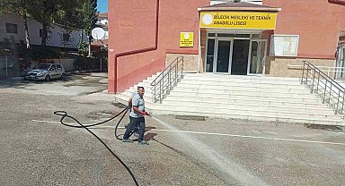 Okul bahçeleri ve oyun sahaları yıkanarak temizlendi