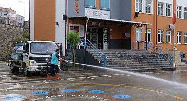 Okul bahçelerinde temizlik mesaisi