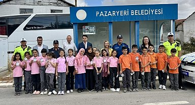 Okul çevresinde bulunan yaya yolunu çocuklar boyadı