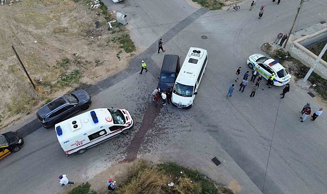 Okul servisi ile hafif ticari araç çarpıştı: 6 yaralı
