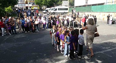 Okula başlayan miniklerin ilk gün heyecanı