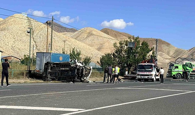 Oltu-Ardahan yolunda feci kaza: 2'si ağır 3 yaralı