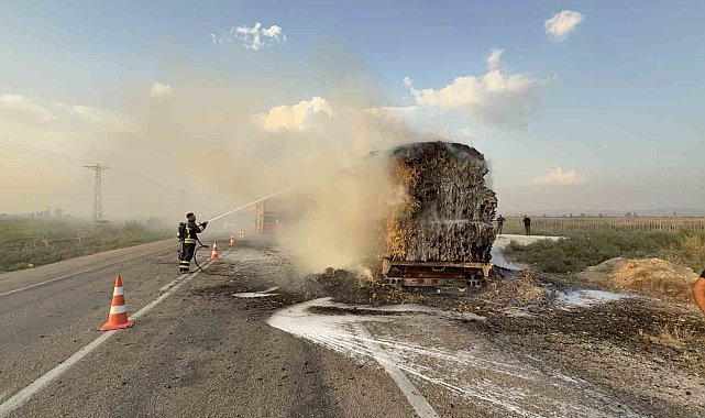 Osmaniye'de anız yangını seyir halindeki saman yüklü tıra sıçradı