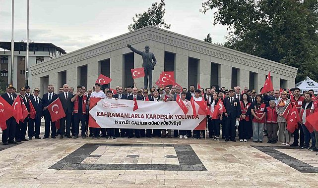 Osmaniye'de gaziler mehter marşlarıyla yürüdü