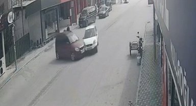 Osmaniye'de iki otomobilin çarpıştığı kaza kamerada: 2 yaralı