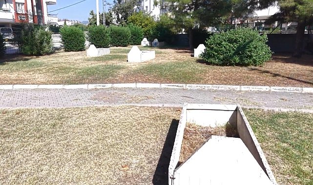Osmaniye'de parkın ortasındaki mezar taşları dikkat çekiyor