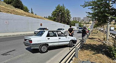 Otomobil bariyerlere çarptı: 2 yaralı