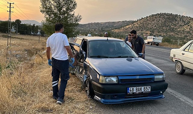 Otomobil ile minibüs çarpıştı: 2 yaralı