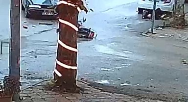Otomobil ile motosikletin çarpışma anı güvenlik kamerasında