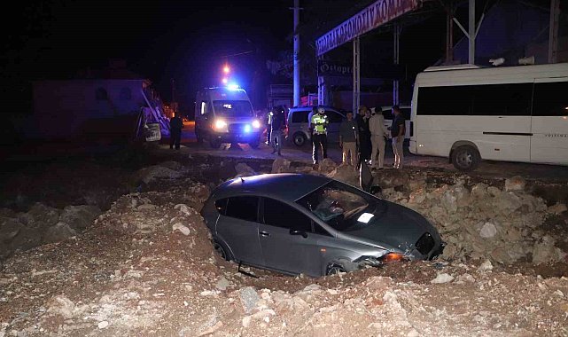 Otomobil inşaatın kazı alanına uçtu: 2 yaralı