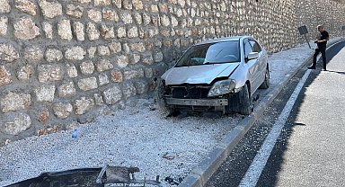 Otomobil istinat duvarına çarptı: 1 yaralı