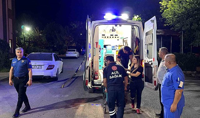 Otomobil kaldırım kenarında oturan kişiye çarptı: 1 ağır yaralı
