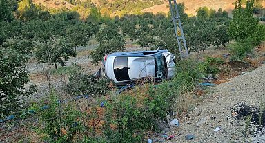 Otomobil meyve bahçesine yuvarlandı: 4 yaralı