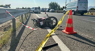 Otomobil motosiklete arkadan çarptı: 1 ölü 3 yaralı