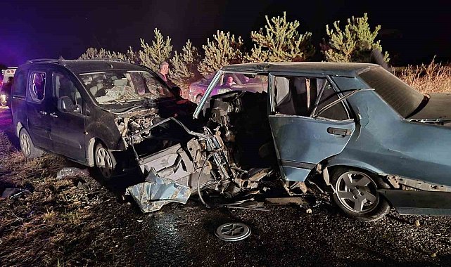 Otomobil ve hafif ticari araç çarpıştı: 1 ölü, 2 yaralı
