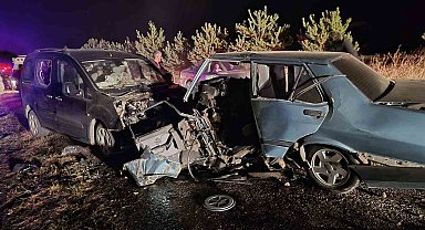 Otomobil ve hafif ticari araç çarpıştı: 1 ölü, 2 yaralı