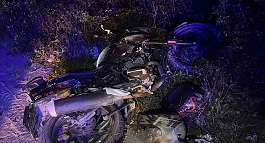 Otomobil ve motorsiklet kafa kafaya çarpıştı;2 yaralı