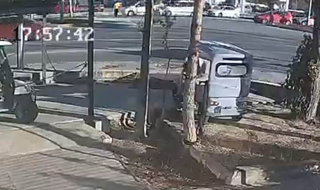 Otomobilin yayaya çarptığı anlar kamerada