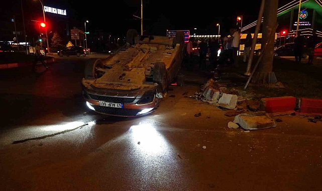 Otomobille çarpışan araç ters döndü: 2 yaralı