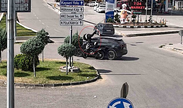 Otomobille motosikletin çarpıştığı kaza kamerada: Sürücü böyle savruldu