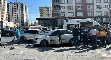 Otomobiller çarpıştı: 2 yaralı