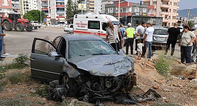 Otomobiller kavşakta çarpıştı: 4 yaralı