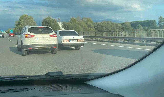 Otoyol üzerinde tehlikeli hareketler kameraya yansıdı