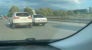 Otoyol üzerinde tehlikeli hareketler kameraya yansıdı