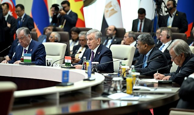 Özbekistan Cumhurbaşkanı Mirziyoyev: "Bölgesel projelerin birbiriyle rekabet etmediği, tersine birbirini tamamladığı çok kutupluluğu destekliyoruz"