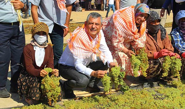 Özgür Özel, Manisa'da üzüm kurutma alanında üreticilerle buluştu