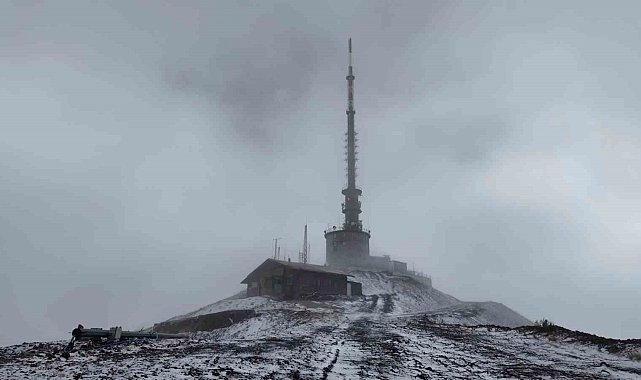 Palandöken'in zirvesi beyaza büründü: Mevsimin ilk karı Ejder Tepesi'ne yağdı