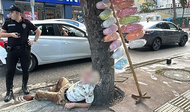 Pamuk şekerci sokak ortasında sızdı