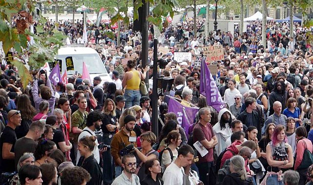 Paris'te binlerce kişi, polis ve jandarmanın silah kullanımına ilişkin yasaya karşı sokaklara döküldü